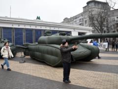 Я надул танки, а военные надули меня: на Арсенальной появилась надувная артиллерия