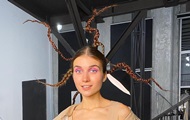 Мини-книга, пачки долларов и 3D одежда: фото дня
