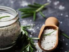 Как начать есть меньше соли для здоровья сердца и в каких продуктах она прячется