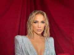 52-летняя Дженнифер Лопес показала лицо без макияжа и фотошопа