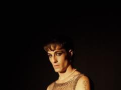 Maneskin soloist Damiano David completely naked, covering his male body with a smiley