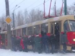 В Харькове фура потеряла управление и врезалась в трамвай