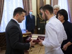 Зеленский вручил орден  Золотая Звезда  родственникам погибших военных