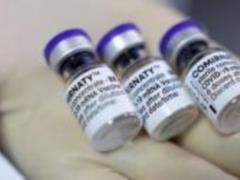 Бустерную дозу вакцины смогут получить люди от 60 лет