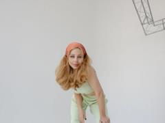 Тина Кароль в облегающем наряде ошарашила стойкой на руках в головокружительных позах