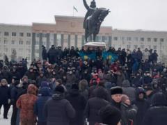 «Мы будем защищать свою страну»: казахи выступают против ввода войск РФ