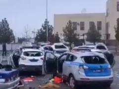 На улице в Алматы засняли десятки разбитых полицейских машин