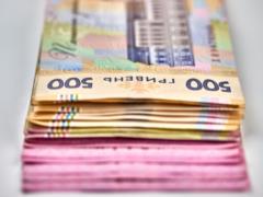 Медикам повысили зарплаты: сколько будут получать врачи и другие работники
