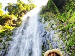 Одинокая Злата Огневич попрыгала на фоне водопада в Африке и поздравила себя с 36-летием