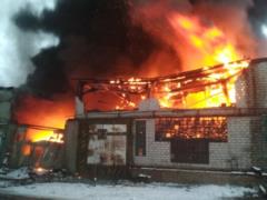 В Киевской области горит склад с использованными автомобильными шинами