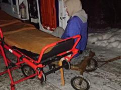 В Харькове бригада скорой километр тащила больного на санках