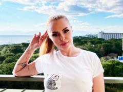Слава Каминская в бирюзовом бикини ошарашила немалой грудью