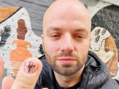Слава Демин похвастался своим маникюром с изображением секса и нарвался на критику