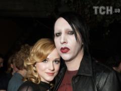 Экс-девушка Мэрилина Мэнсона заявила, что он публично ее изнасиловал во время съемок клипа