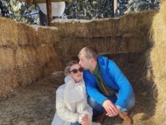 Алина Гросу со старшим на 12 лет бойфрендом позировали на сеновале