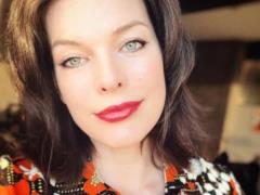 Міла Йовович показала одразу трьох своїх дочок:  
