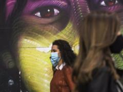В Испании отменят требование носить маски на улицах
