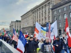 В Киеве иностранцы прошли маршем в поддержку Украины — видео