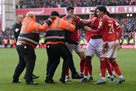 Фанат Лестера спровоцировал драку с игроками Ноттингем Форест прямо посреди кубкового матча
