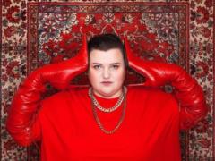 Обнаженная alyona alyona в прищепках рассказала, как наказывает себя за переедание