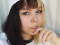 11-летняя девочка родилась с двухцветными волосами