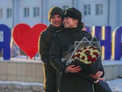 В Харькове нацгвардеец на плацу сделал предложение руки и сердца девушке