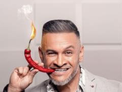 Ектор Хіменес-Браво показав кохану в халатику і вперше засвітив її обличчя