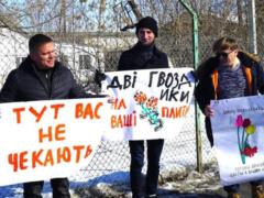 «Здесь вас не ждут»: жители пгт Милове вышли с плакатами к украинско-российской границе, чтобы передать послание Кремлю