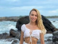 Оля Полякова без макияжа посветила стройностью на пляже Шри-Ланки