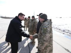  Слуги народа  на Донбассе попали под обстрел