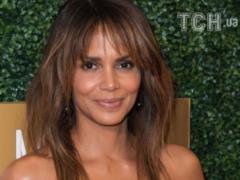 55-летняя Хэлли Берри в  голом  купальнике ошеломила стройной фигурой