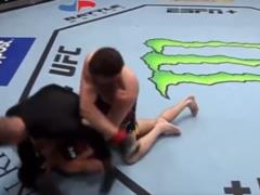 Курьез на турнире UFC: американский боец мощным ударом отправил судью в нокдаун