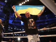 Усик посетил матч Лиги чемпионов в Лондоне и перед стадионом проскандировал название украинского клуба: видео