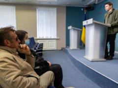Режиссер Шон Пенн прибыл в Украину, чтобы как документалист зафиксировать войну