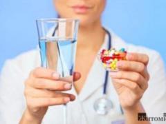 Названы напитки, которыми нельзя запивать таблетки
