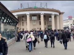 Люди пытались попасть в поезд Киев-Львов, полиция их оттеснила