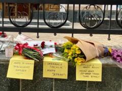 Украинага тинчлик: узбекистанцы несут цветы к посольству Украины