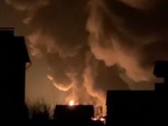 Бои за Васильковский аэропорт не позволяют начать тушить пылающую нефтебазу