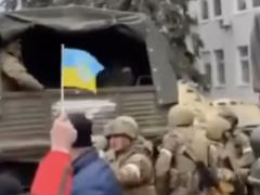 В разных городах и селах Украины местное население выходит на митинги против российских оккупантов