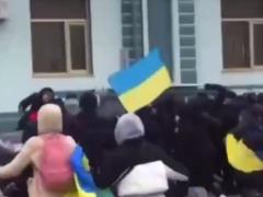 Жители Купянска, который  сдал  россиянам мэр, вышли прогонять оккупантов