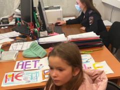 В Москве задержали родителей и их детей, которые пришли к посольству Украины с цветами