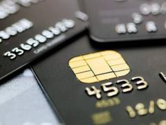 Банки просят украинцев рассчитываться картами и договорились отменить комиссию