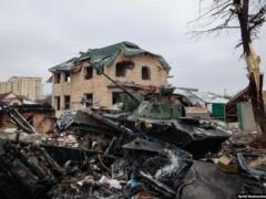 Оккупанты продолжают обстреливать Бучу: в городе нет света, тепла, связи