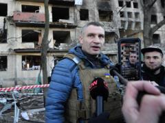 Враг снова обстреливает Киев: горят частные дома в Подольском районе