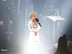 Video fact: The national anthem of Ukraine performed by a 7-year-old Ukrainian woman at a stadium in Poland