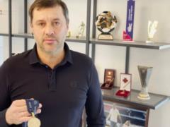 Собрал деньги для ВСУ: тренер  Вереса  за  кругленькую  сумму продал медаль победителя Кубка УЕФА