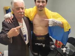 Казахстанський боксер вийшов на бій із прапором України та назвав Путіна вбивцею: відео потужної мови