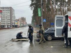 Тела погибших в Ирпене выносят из города под обстрелами