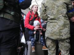 Politico: Втікачі почали повертатися в Україну, хоча війна ще не закінчилася
