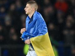 Steward Goodison Park handing over to Mykolenko a wicked list and a donation to Ukrainians after the match against Manchester Un